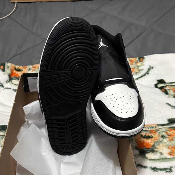 Jordan Men's Black and White Sneakers - Picture 5 of 6